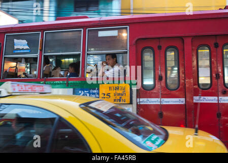 Öffentliche Busse und Taxis auf der Straße. Blick auf Thanon Yaowarat Straße bei Nacht in Zentralthailand Chinatown-Viertel von Bangkok. Ya Stockfoto