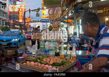 Restaurants und Nachtleben in Thanon Yaowarat Straße in der Nacht in Zentralthailand Chinatown-Viertel von Bangkok. Yaowarat und Phahu Stockfoto