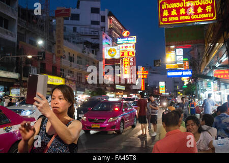 Restaurants und Nachtleben in Thanon Yaowarat Straße in der Nacht in Zentralthailand Chinatown-Viertel von Bangkok. Yaowarat und Phahu Stockfoto