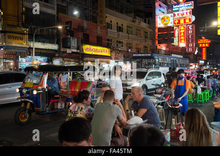 Restaurants und Nachtleben in Thanon Yaowarat Straße in der Nacht in Zentralthailand Chinatown-Viertel von Bangkok. Yaowarat und Phahu Stockfoto