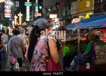 Restaurants und Nachtleben in Thanon Yaowarat Straße in der Nacht in Zentralthailand Chinatown-Viertel von Bangkok. Yaowarat und Phahu Stockfoto