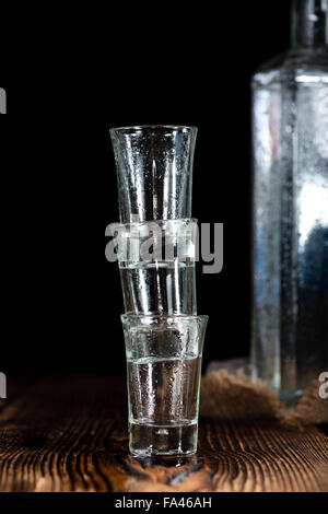 Haufen von leeren Schnapsgläser (Nahaufnahme) auf hölzernen Hintergrund Stockfoto