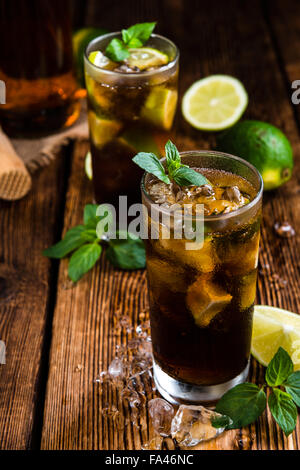 Frisch gemacht Cuba Libre mit braunen rum und lecker Kalk Stockfoto
