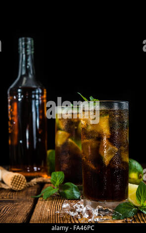 Frisch gemacht Cuba Libre mit braunen rum und lecker Kalk Stockfoto