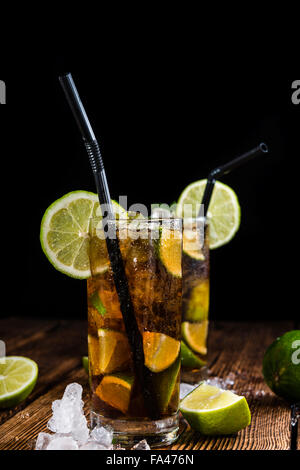 Frisch gemacht Cuba Libre mit braunen rum und lecker Kalk Stockfoto
