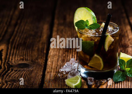 Frisch gemacht Cuba Libre mit braunen rum und lecker Kalk Stockfoto