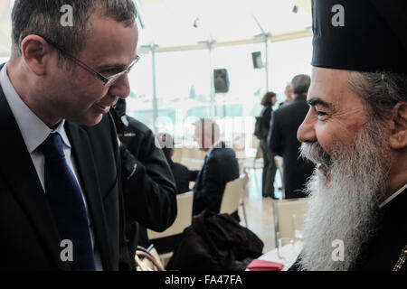 Jerusalem, Israel. 21. Dezember 2015. Israelischen Minister für Tourismus, YARIV LEVIN (L) begrüßt griechisch-orthodoxen Patriarchen von Jerusalem, THEOPHILOS III (R), in der Blaustein Hall im Zentrum Shimshon. Minister Levin lud zu einem vorweihnachtlichen Empfang für Führer der christlichen Gemeinden und Kirchen in Israel im Mittelpunkt Shimshon Beit Shmuel, in Jerusalem. Bildnachweis: Nir Alon/Alamy Live-Nachrichten Stockfoto