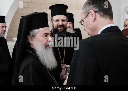 Jerusalem, Israel. 21. Dezember 2015. Israelischen Minister für Tourismus, YARIV LEVIN (R), begrüßt griechisch-orthodoxen Patriarchen von Jerusalem, THEOPHILOS III (L), in der Blaustein Hall im Zentrum Shimshon. Minister Levin lud zu einem vorweihnachtlichen Empfang für Führer der christlichen Gemeinden und Kirchen in Israel im Mittelpunkt Shimshon Beit Shmuel, in Jerusalem. Bildnachweis: Nir Alon/Alamy Live-Nachrichten Stockfoto