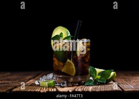 Frisch gemacht Cuba Libre mit braunen rum und lecker Kalk Stockfoto
