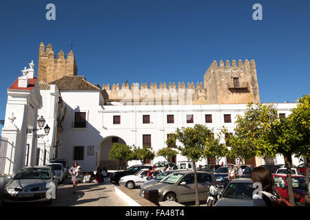 Burg und Ayuntiamiento, Plaza del Cabildo, Dorf Arcos De La Frontera, Provinz Cadiz, Spanien Stockfoto