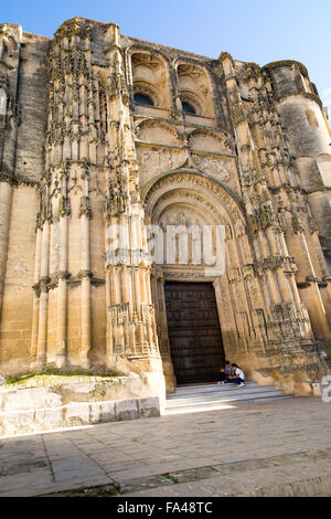 Gotische Fassade und Eingang der Kirche Santa Maria De La Asuncion, Dorf Arcos De La Frontera, Spanien Stockfoto