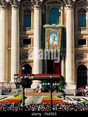 Seligsprechung von Mutter Teresa in Rom kurz nach ihr Porträt wird auf dem Petersplatz aufgedeckt, nachdem Papst Johannes Paul II ihr als selige Teresa von Kalkutta kündigt Stockfoto