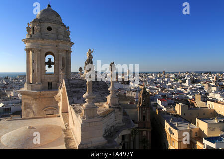 Dächer von Gebäuden im Barrio De La Vina, Blick nach Westen vom Dach der Kathedrale, Cadiz, Spanien Stockfoto