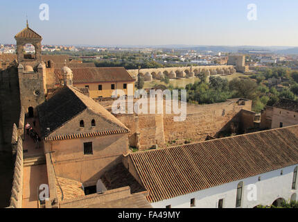 Blick auf die römische Brücke und Fluss Rio Guadalquivir von Alcazar, Cordoba, Spanien - Alcázar de Los Reyes Cristianos Stockfoto