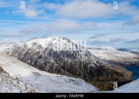 Carnedd Pen Jahr Ole Wen und Ogwen Valley mit Schnee im Winter von foel Goch Grat über Cwm Cywion in Snowdonia National Park (Eryri) Wales UK gesehen Stockfoto