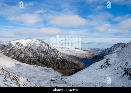 Pen Jahr Ole Wen und Ogwen Valley mit Schnee im Winter von foel Goch Grat über Cwm Cywion in Berge von Snowdonia Nationalpark Wales UK gesehen Stockfoto