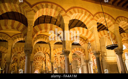 Maurischen Bögen in der ehemaligen Moschee jetzt Kathedrale, Cordoba, Spanien Stockfoto