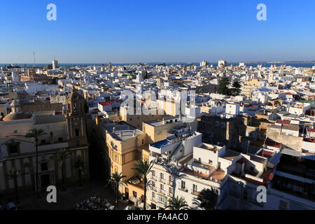 Dächer von Gebäuden im Barrio De La Vina, Blick nach Westen vom Dach der Kathedrale, Cadiz, Spanien Stockfoto