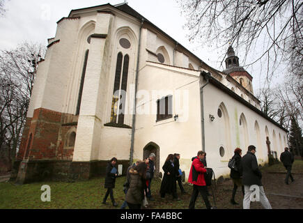 Mirow, Deutschland. 21. Dezember 2015. Pläne für die Wiederherstellung der Beerdigung Krypta des Hauses Mecklenburg-Strelitz Grandducal werden bei einem Presse-Event in der Johanniterkirche Kirche in Mirow, Deutschland, 21. Dezember 2015 vorgestellt. Experten sagen, dass das grand ducal Grab der größte aristokratischen Grabstätte in Mecklenburg-Vorpommern ist. Es ist zu einem Preis von rund 900.000 Euro saniert werden. Foto: BERND WUESTNECK/DPA/Alamy Live-Nachrichten Stockfoto