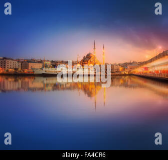 Das Panorama der Schönheit von Istanbul einen dramatischen Sonnenuntergang vom Galata-Brücke, Istanbul, Türkei Stockfoto