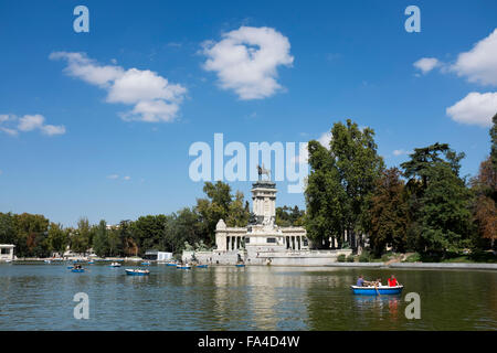 Alfonso Denkmal und Bootfahren See Buen Retiro Park in Madrid Stockfoto