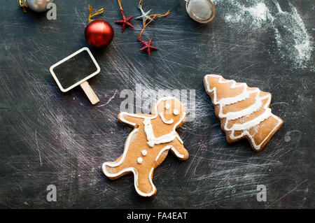 Lebkuchen auf einem schwarzen Hintergrund mit Weihnachtsschmuck Stockfoto