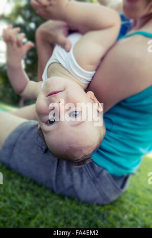 Mutter spielt mit ihrem Baby in Rasen, München, Bayern, Deutschland Stockfoto