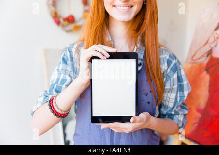 Nahaufnahme des Lächelns hübsche junge Frau Künstler zeigen leeren Bildschirm Tablet in Zeichnung Klasse Stockfoto
