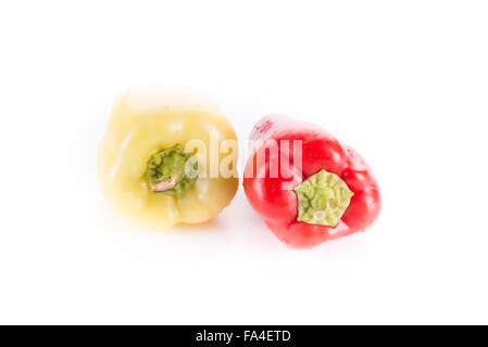 Zwei süße rote, gelbe Paprika, isoliert auf weißem Hintergrund. Stockfoto