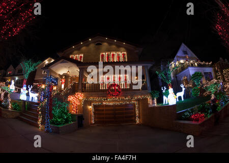 Brooklyn, NY USA - 19. Dezember 2015: Weihnachtsschmuck auf Straßen Geker Höhen Nachbarschaft in Brooklyn Stockfoto