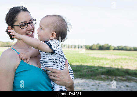 Baby Boy zeigt etwas zu seiner Mutter in Rasen, München, Bayern, Deutschland Stockfoto