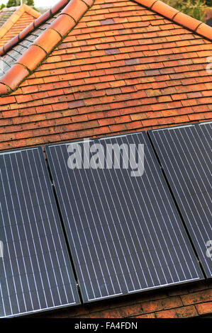 Solardach-Modulen auf dem Dach von einem städtischen Bungalow. Stockfoto