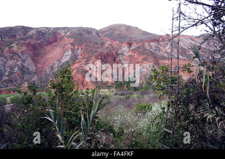 Berge und eine Leiter, die bis in den Himmel in Luribay, Bolivien, Südamerika Stockfoto