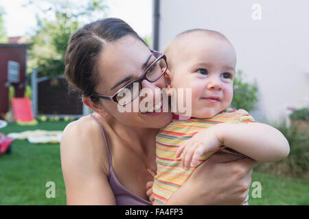 Nahaufnahme der Mutter mit ihrem Baby Sohn lächelnd in einem Rasen, München, Bayern, Deutschland Stockfoto