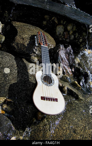 Ein Charango auf den Felsen in Luribay, Bolivien, Südamerika Stockfoto