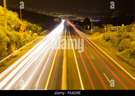 Autobahn-Verkehr in der Nacht - lange Exposition Autolichter auf Straße Stockfoto