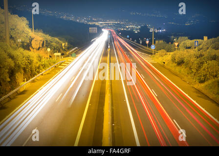 Autobahn-Verkehr in der Nacht - lange Exposition Autolichter auf Straße Stockfoto