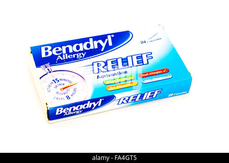 Benadryl Allergie Relief, dass Allergien Heuschnupfen Tabletten Box Pack Paket beheben isoliert Ausschnitt ausschneiden textfreiraum weißen Hintergrund Stockfoto