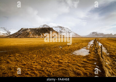 Landschaft und Ackerland am Fuße des Eyjafjallajökul Vulkan, der im Jahr 2010, South Island ausgebrochen Stockfoto