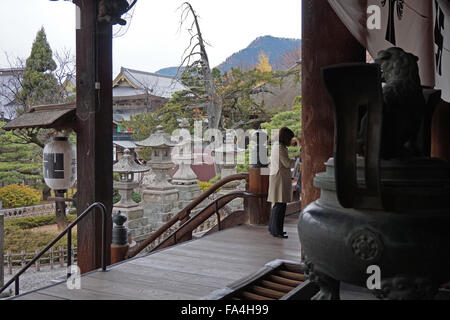 Außerhalb der Hon-Do main Hall Zenko-Ji buddhistische Tempel, Nagano, Japan, im Herbst Stockfoto