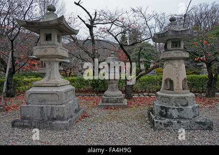 Drei steinerne Hoto Zenko-Ji buddhistische Tempel, Nagano, Japan, im Herbst Stockfoto
