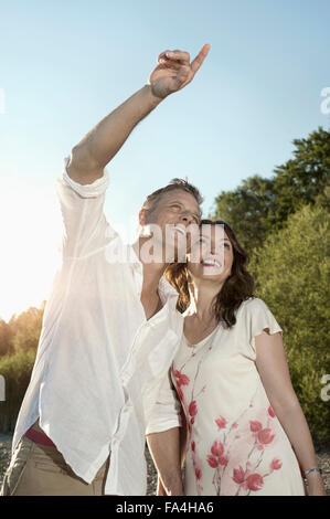 Reifer Mann zeigen etwas zu seiner Frau am See, Bayern, Deutschland Stockfoto