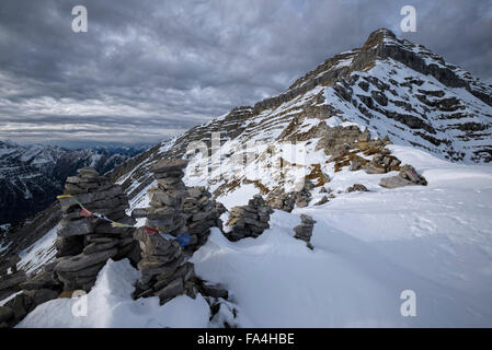 Cairns und Gebet Flaggen auf dem Weg zum Gipfel des Berges Schafreuter, Karwendel, Tirol, Österreich Stockfoto