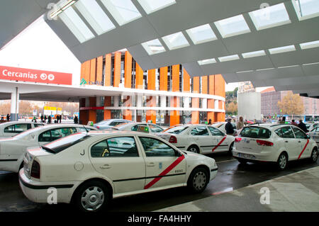 Taxistand am Puerta de Atocha-Bahnhof. Madrid, Spanien. Stockfoto