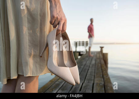 Reifer Mann wartet auf seine Frau am Pier am See, Bayern, Deutschland Stockfoto