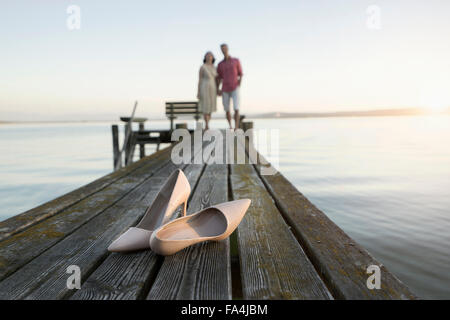 Kleiden Sie Schuh älteres Paar steht am Pier, Bayern, Deutschland Stockfoto