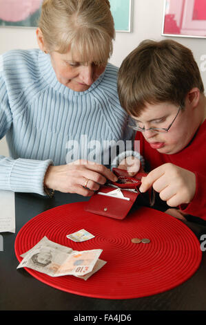 Alleinerziehende mit ihrem Sohn Geld zählen, Stockfoto