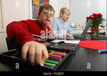 Junge seine Hausaufgaben, während seine Mutter am Computer arbeitet, Stockfoto