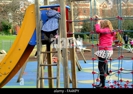 Kinder spielen auf einem Klettergerüst in ein Kinderspielplatz Stockfoto