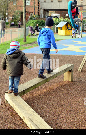 Kinder spielen auf einem Schwebebalken auf einem Spielplatz in Windsor. Stockfoto